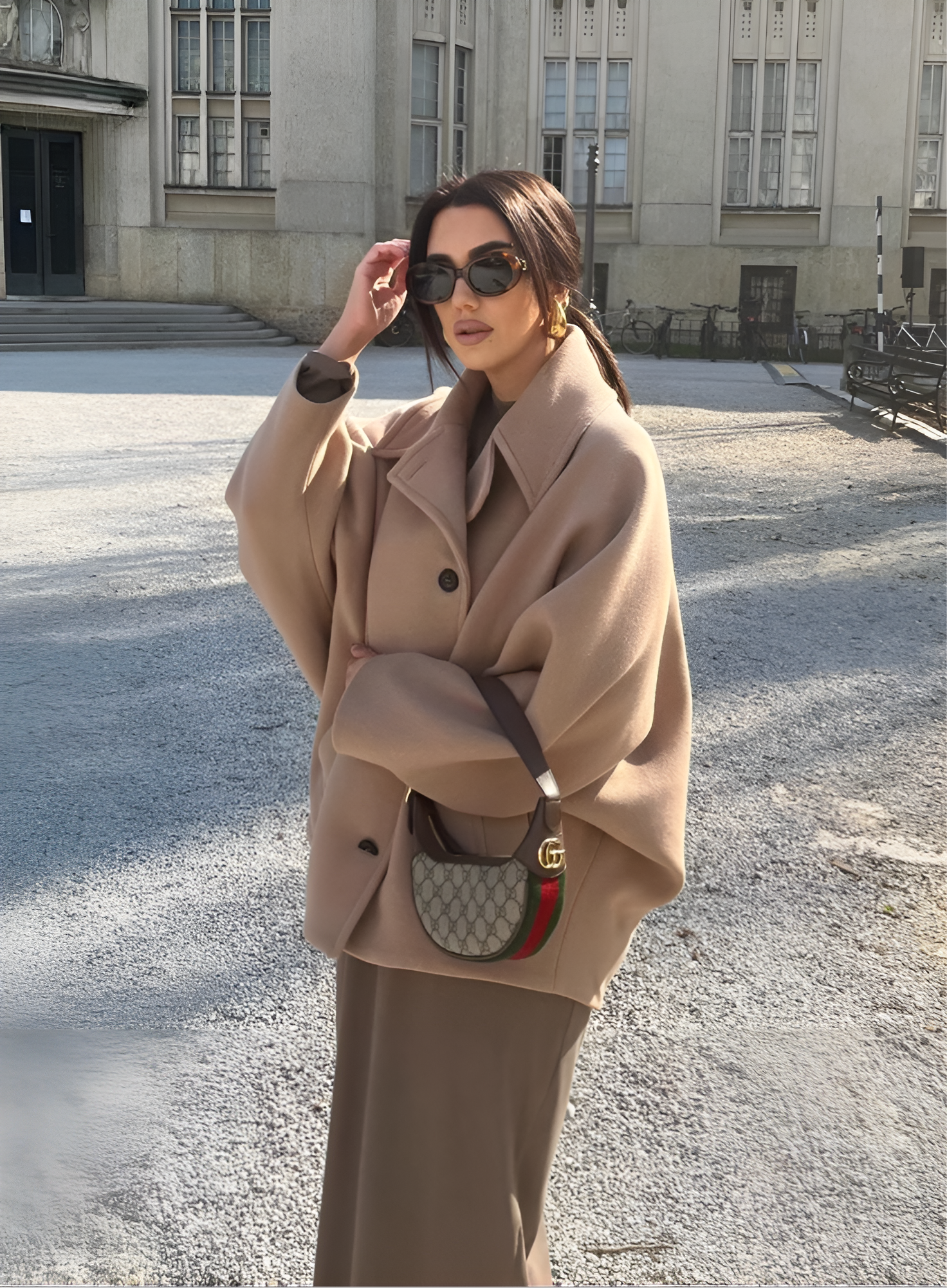 Isabella – Elegante Dames Cape met Knopen en Wolblend