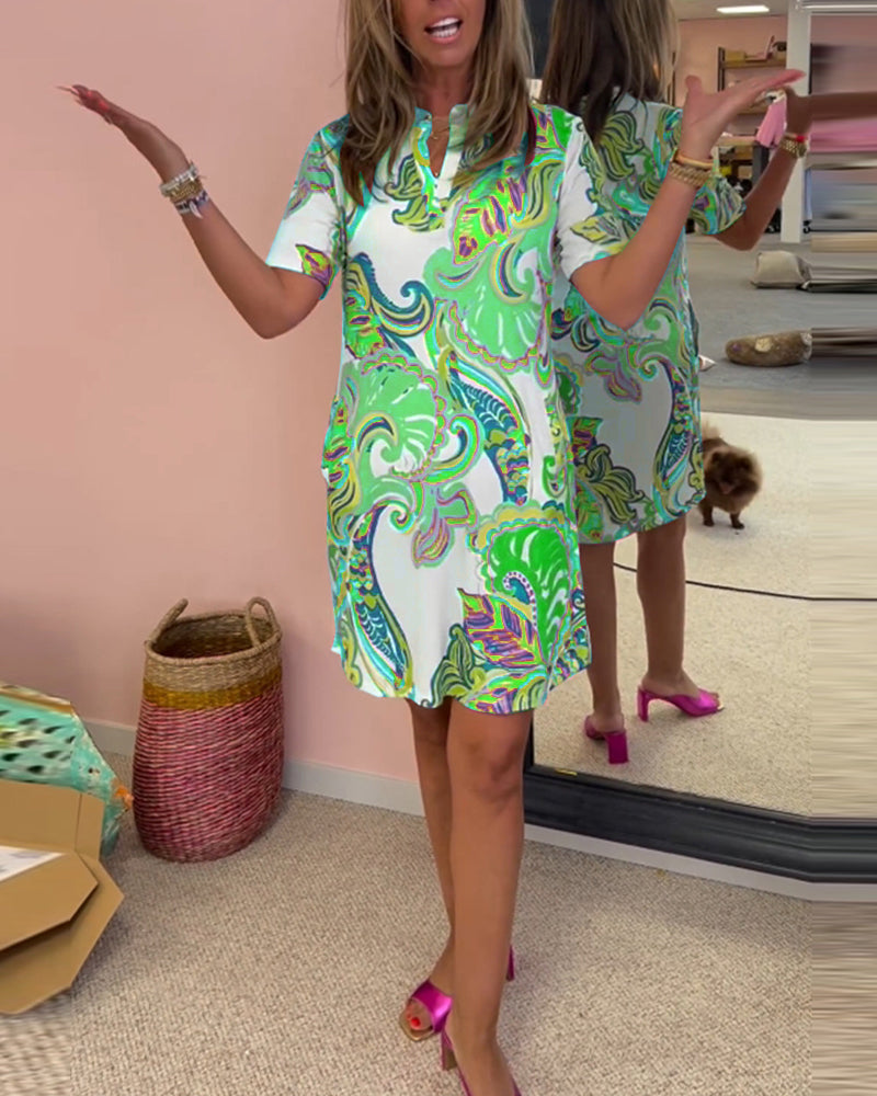 Élodie – Getailleerde Damesjurk met Vrolijke Print