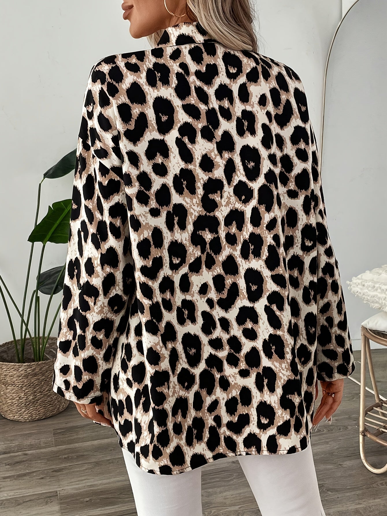 Chiara – Luchtige Lange Damesblouse met Panterprint