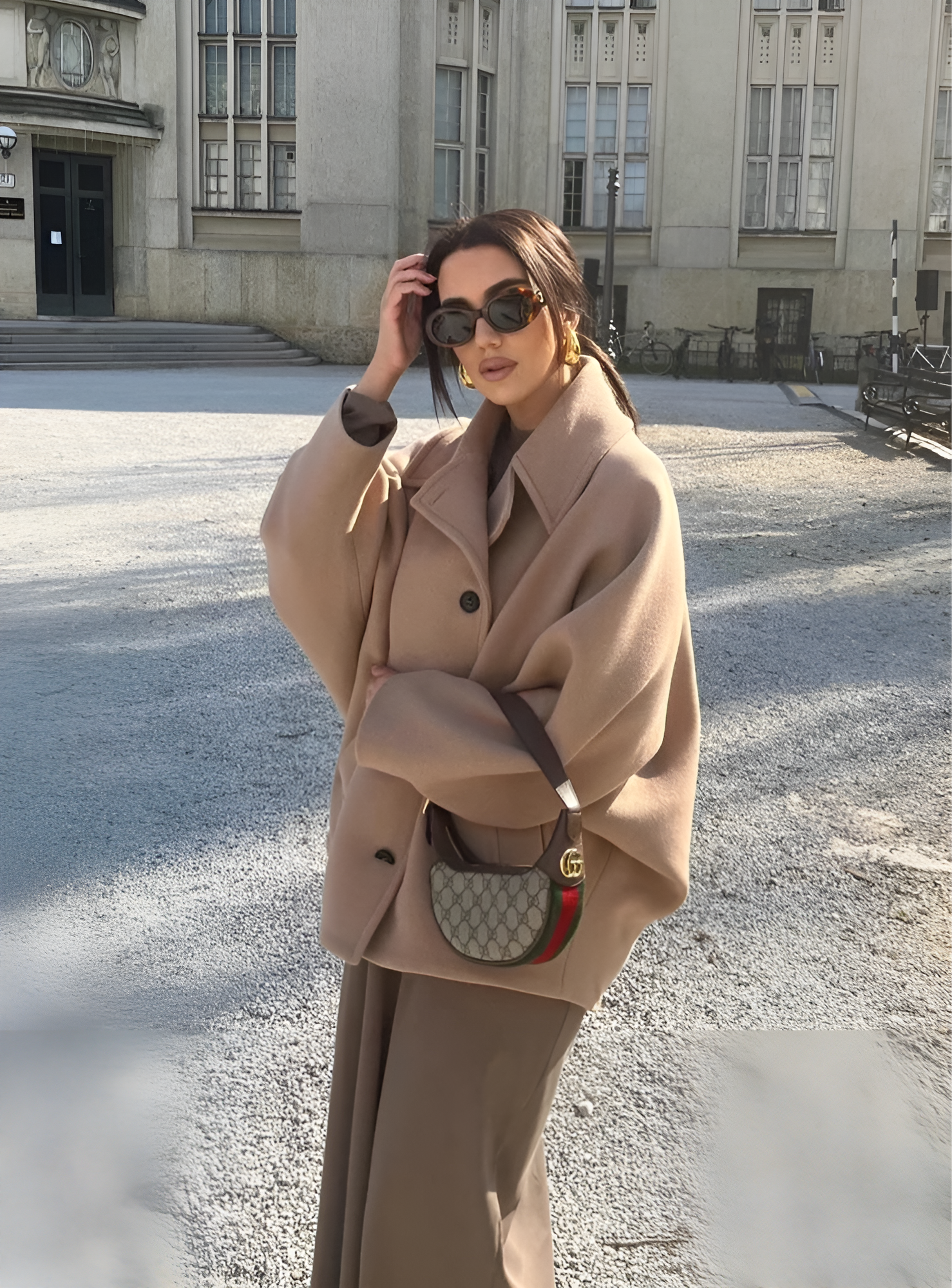 Isabella – Elegante Dames Cape met Knopen en Wolblend