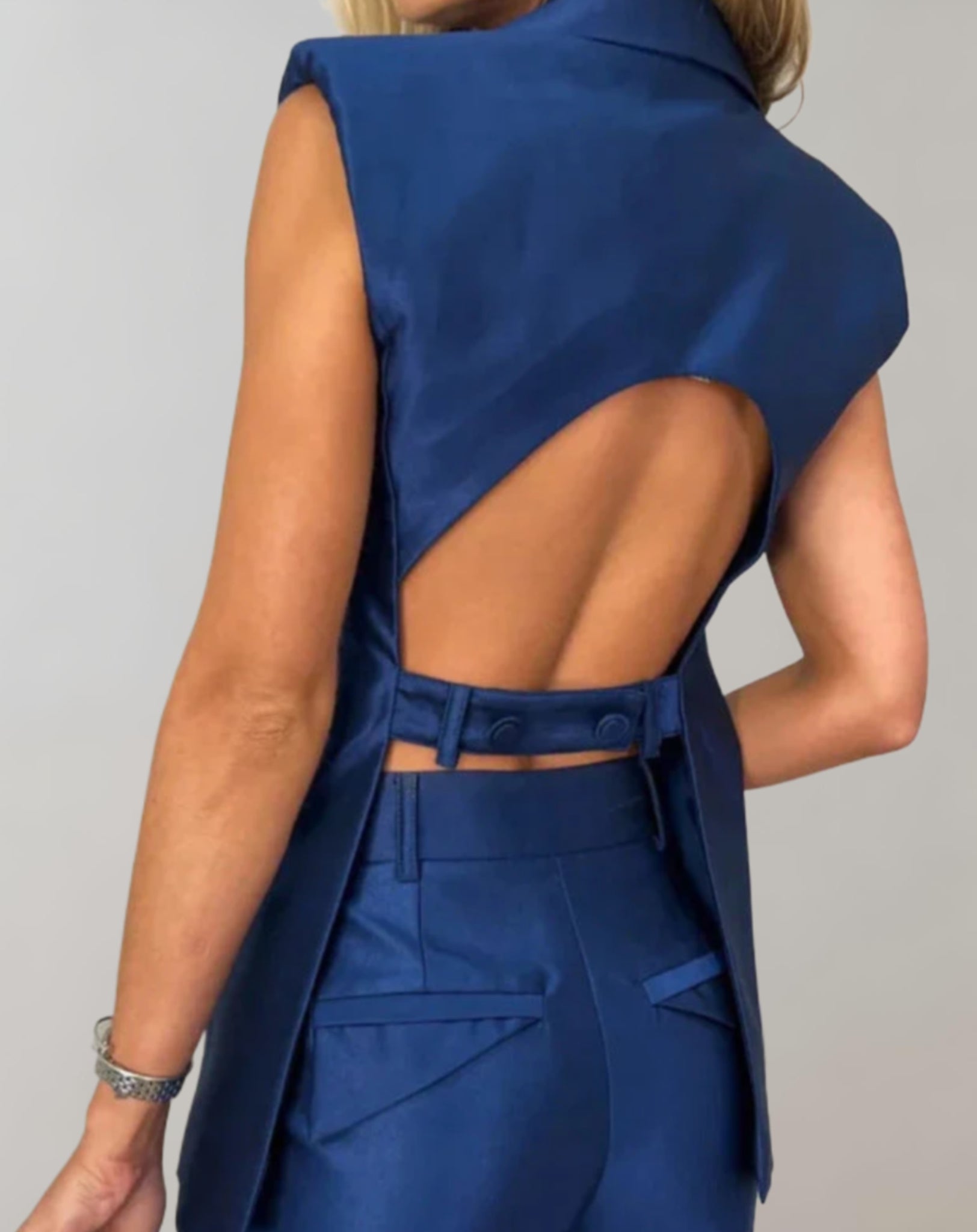 Giulia – Dames Backless Mouwloze Set met Reverskraag