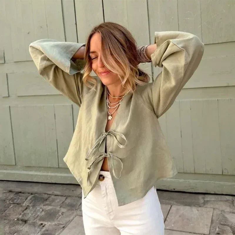 Giulia – Linnen V-Hals Damesblouse met Vetersluiting