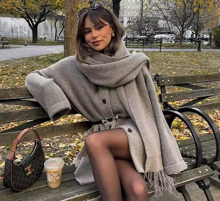 Elena – Comfortabele Damescardigan met Ingebouwde Sjaal