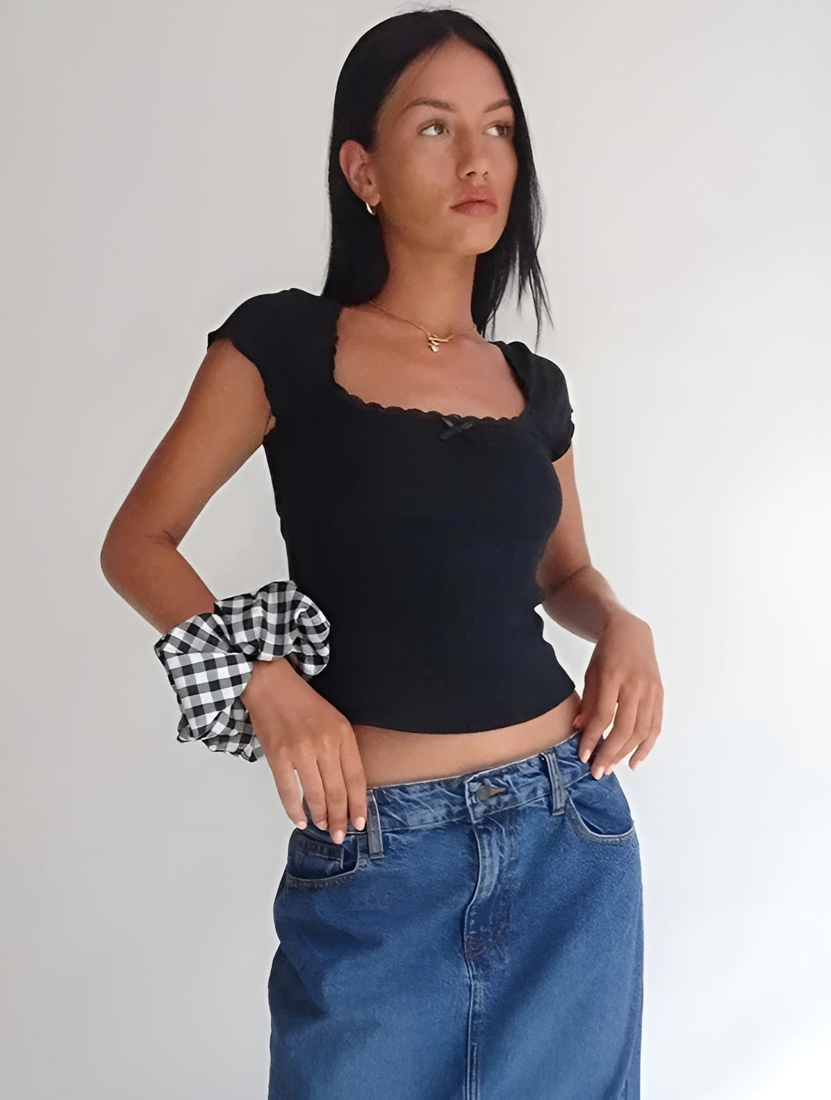 Elodie – Gebreide Cropped Dames T-shirt met Vierkante Hals en Kantdetail