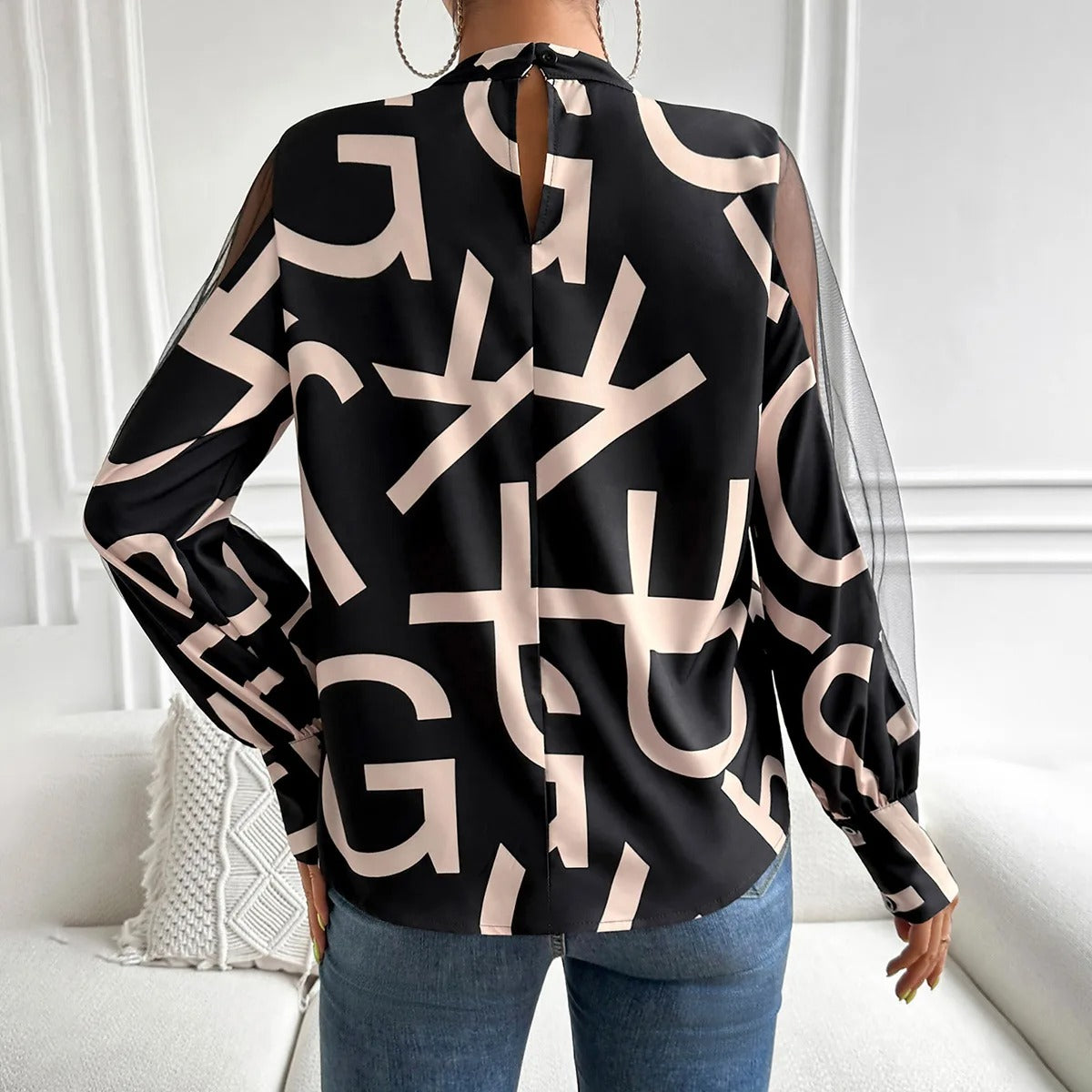 Alessia – Elegante Dames Blouse met Patchwork en Letterprint