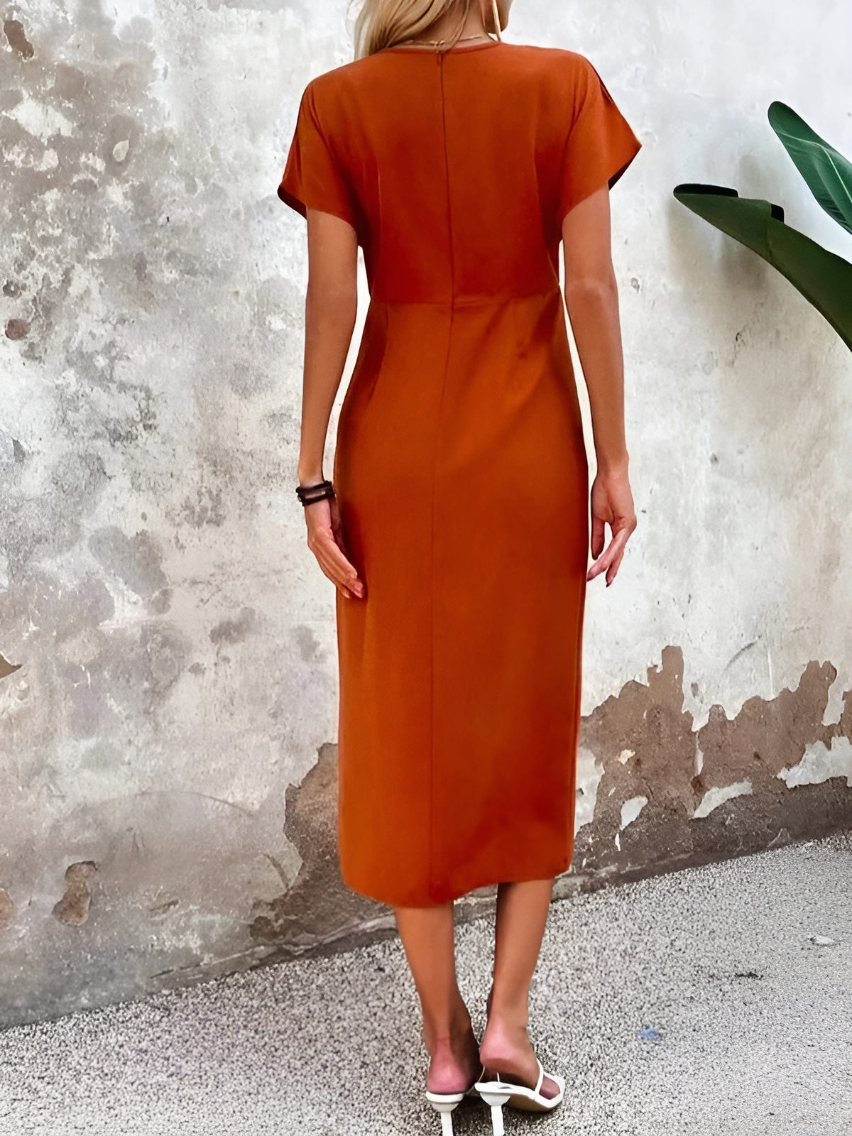 Giulia – Oranje V-hals Midi Jurk voor Dames met Elegante Pasvorm