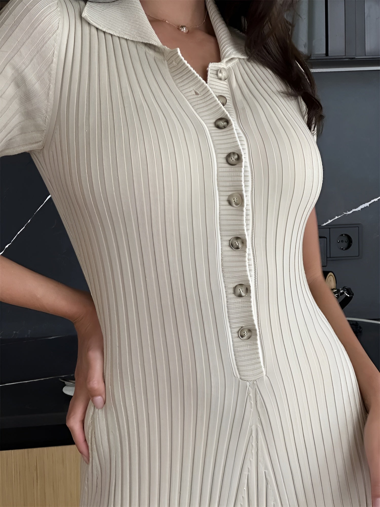 Isabelle – Mesh Jurk met Knoopdetails en V-hals voor Dames