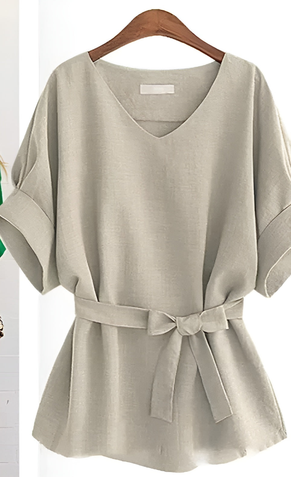 Batellina – Zomerse Chiffon Damesblouse met V-Hals en Strikceintuur