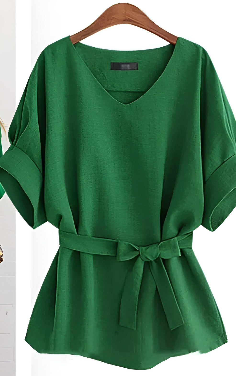 Batellina – Zomerse Chiffon Damesblouse met V-Hals en Strikceintuur