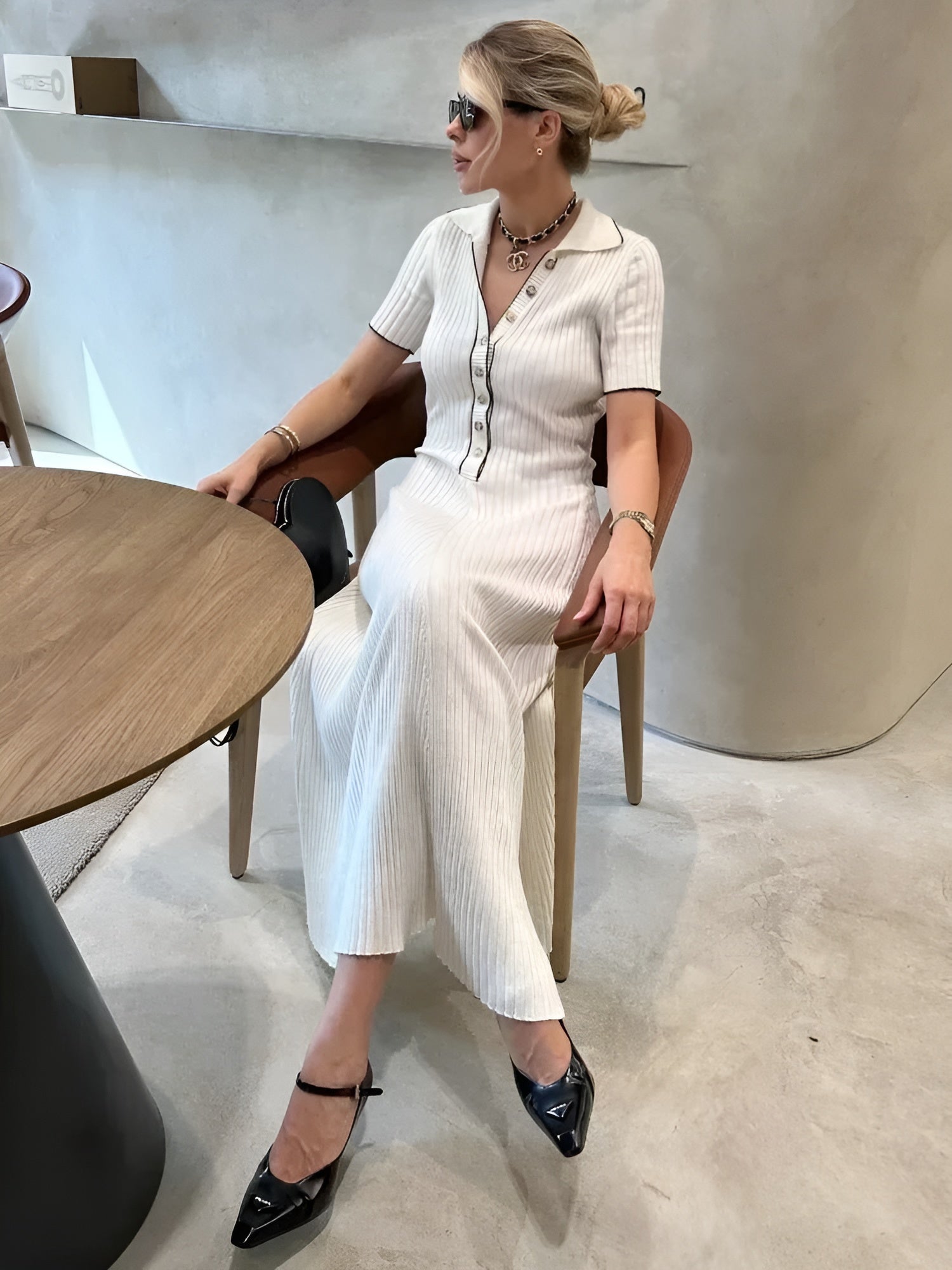 Isabelle – Mesh Jurk met Knoopdetails en V-hals voor Dames