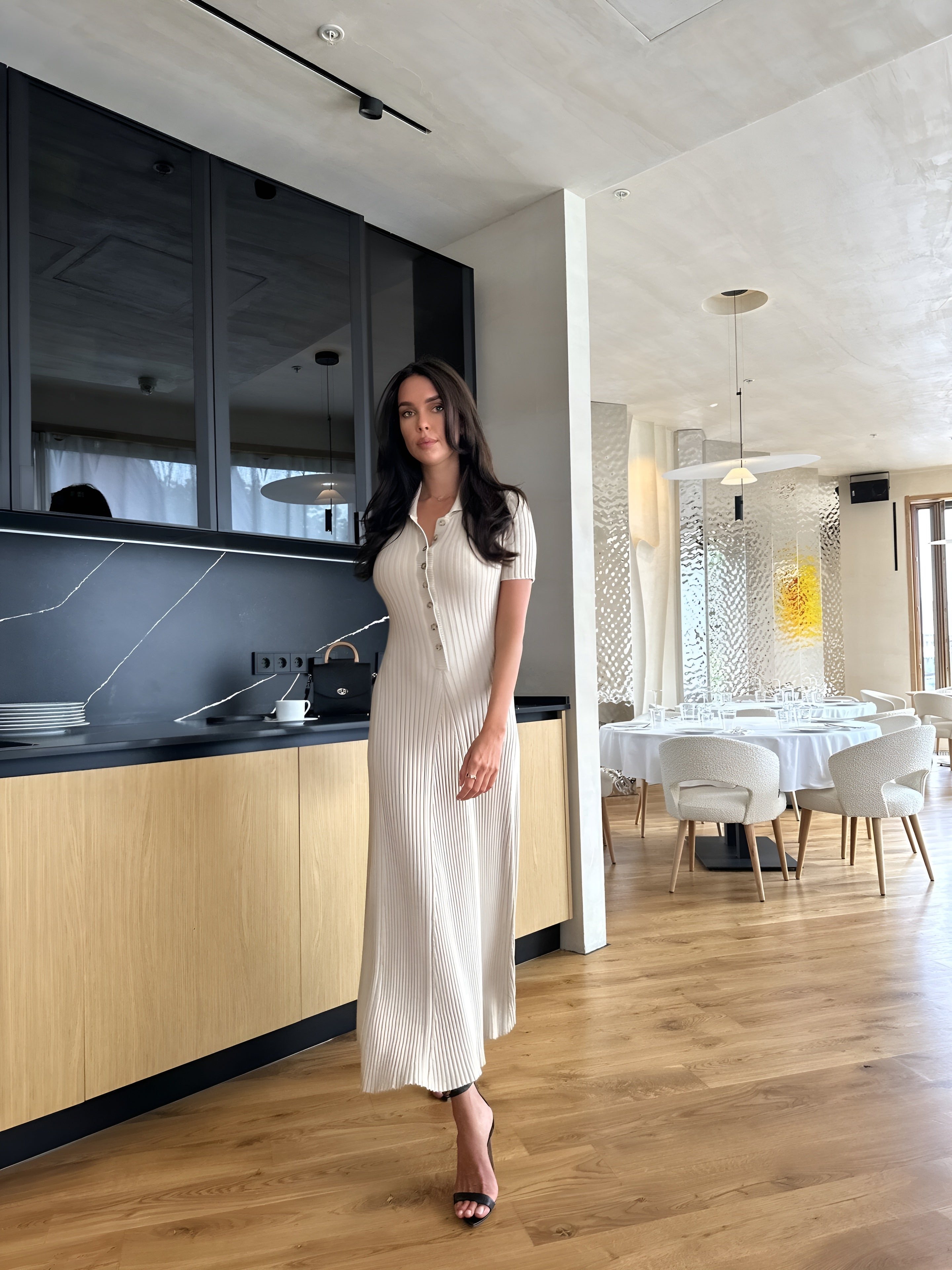 Isabelle – Mesh Jurk met Knoopdetails en V-hals voor Dames