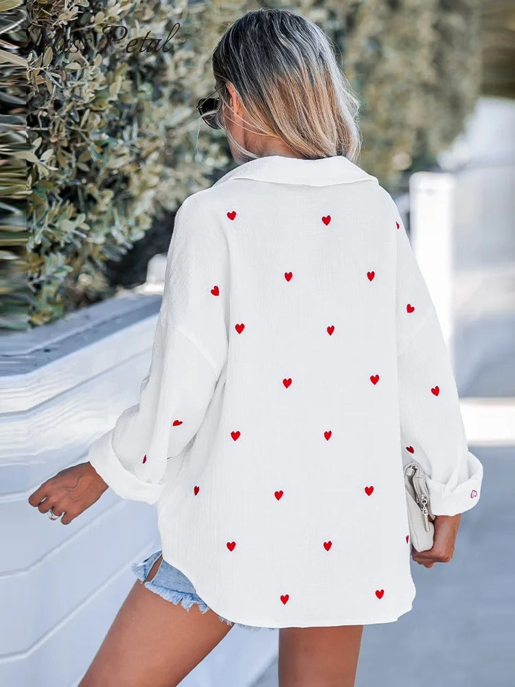 Camille – Zachte Katoenen Damesblouse met Hartjesprint