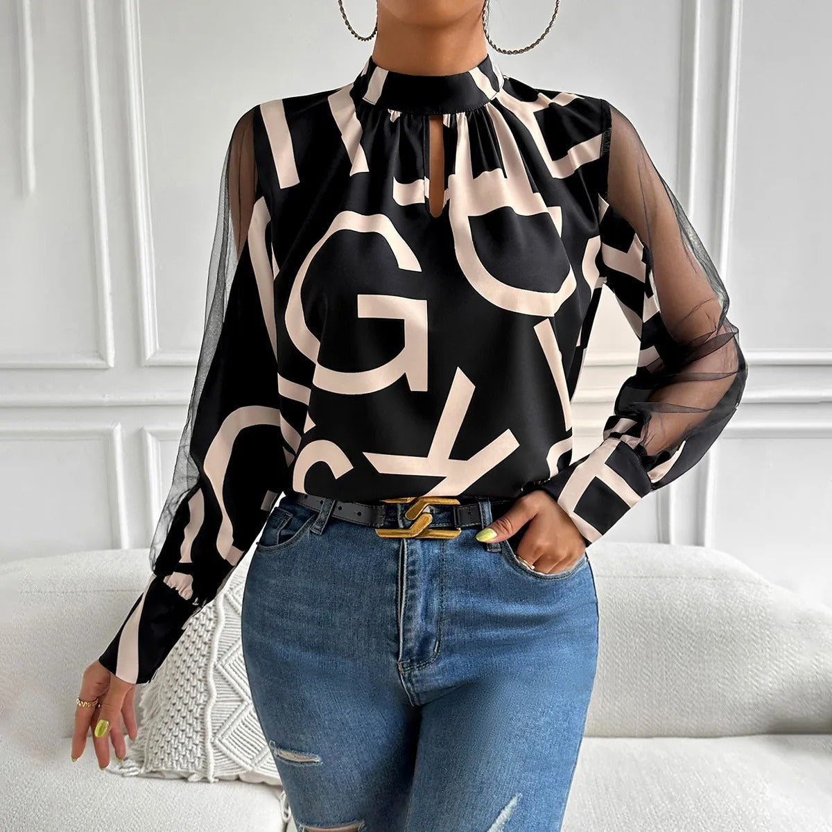 Alessia – Elegante Dames Blouse met Patchwork en Letterprint