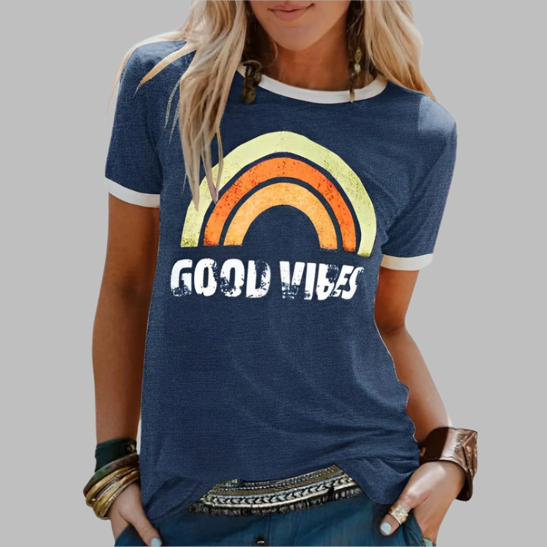 Kiyara – Dames T-shirt met Regenboogprint  en Positieve Quote