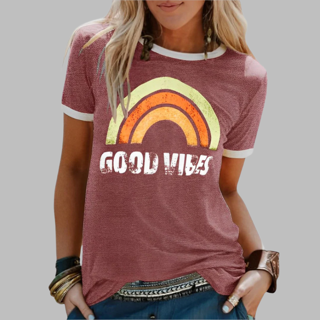 Kiyara – Dames T-shirt met Regenboogprint  en Positieve Quote