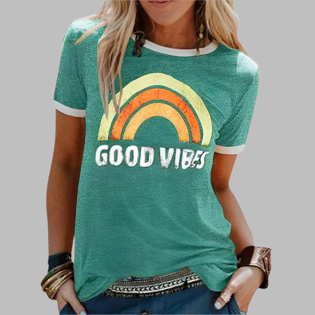 Kiyara – Dames T-shirt met Regenboogprint  en Positieve Quote