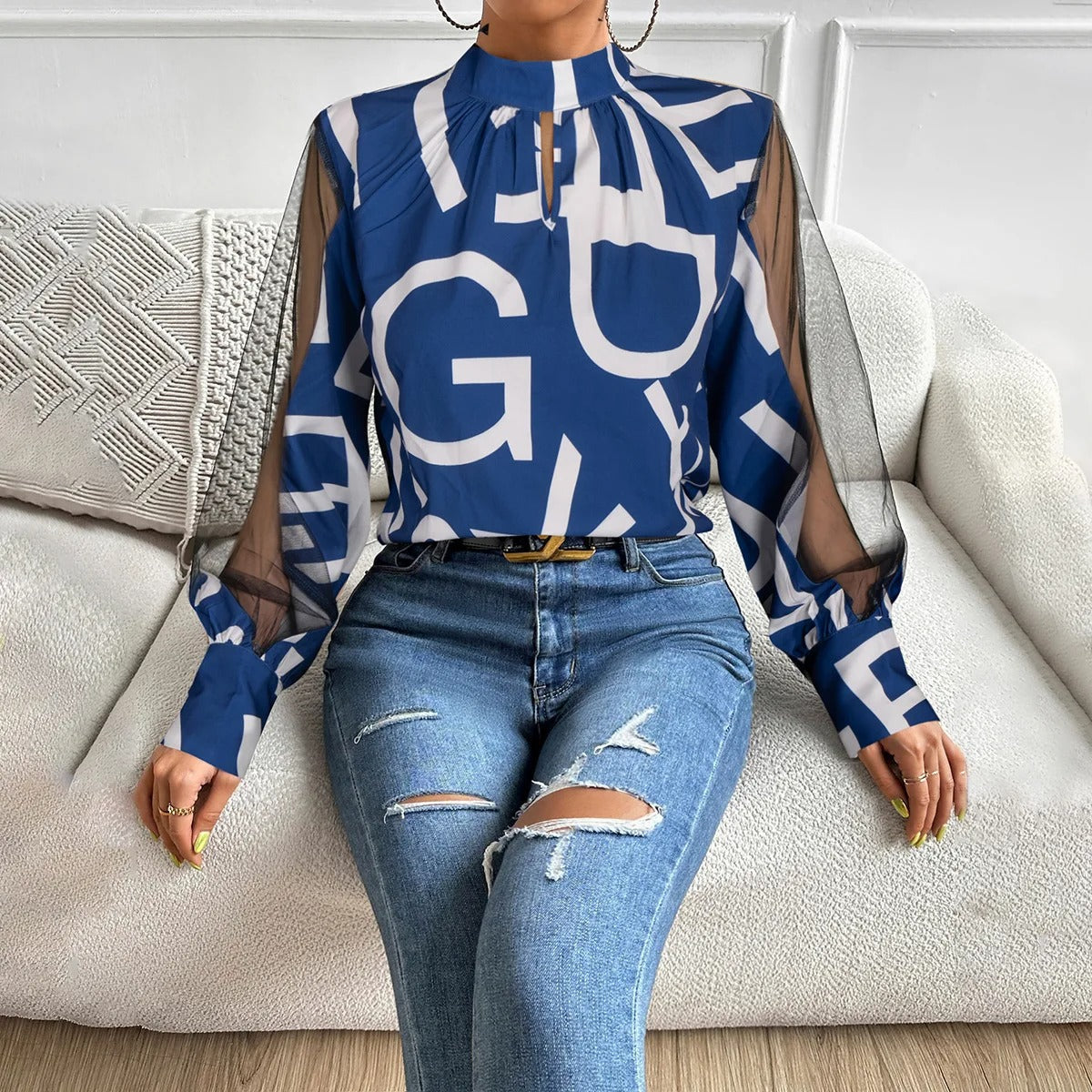 Alessia – Elegante Dames Blouse met Patchwork en Letterprint
