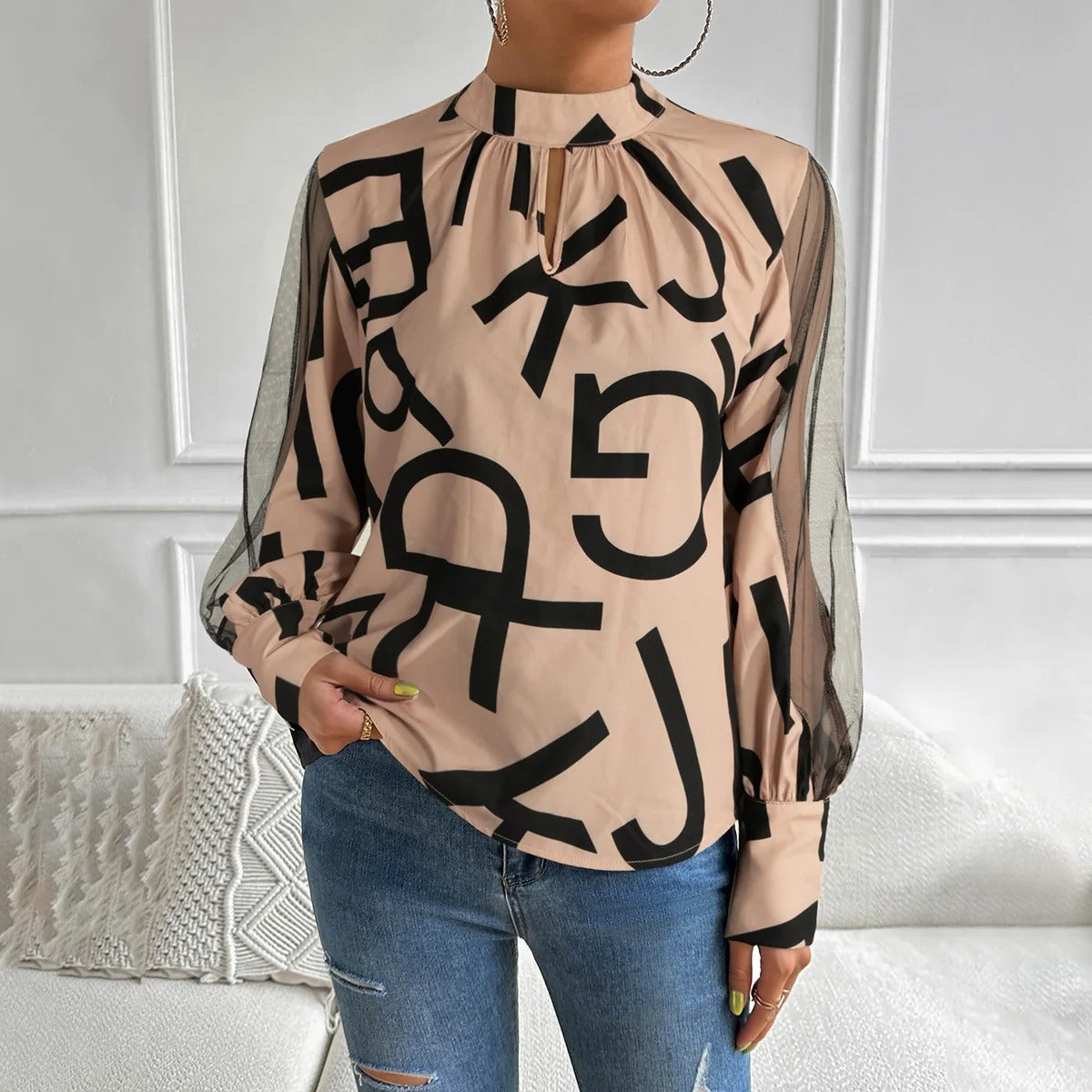 Alessia – Elegante Dames Blouse met Patchwork en Letterprint