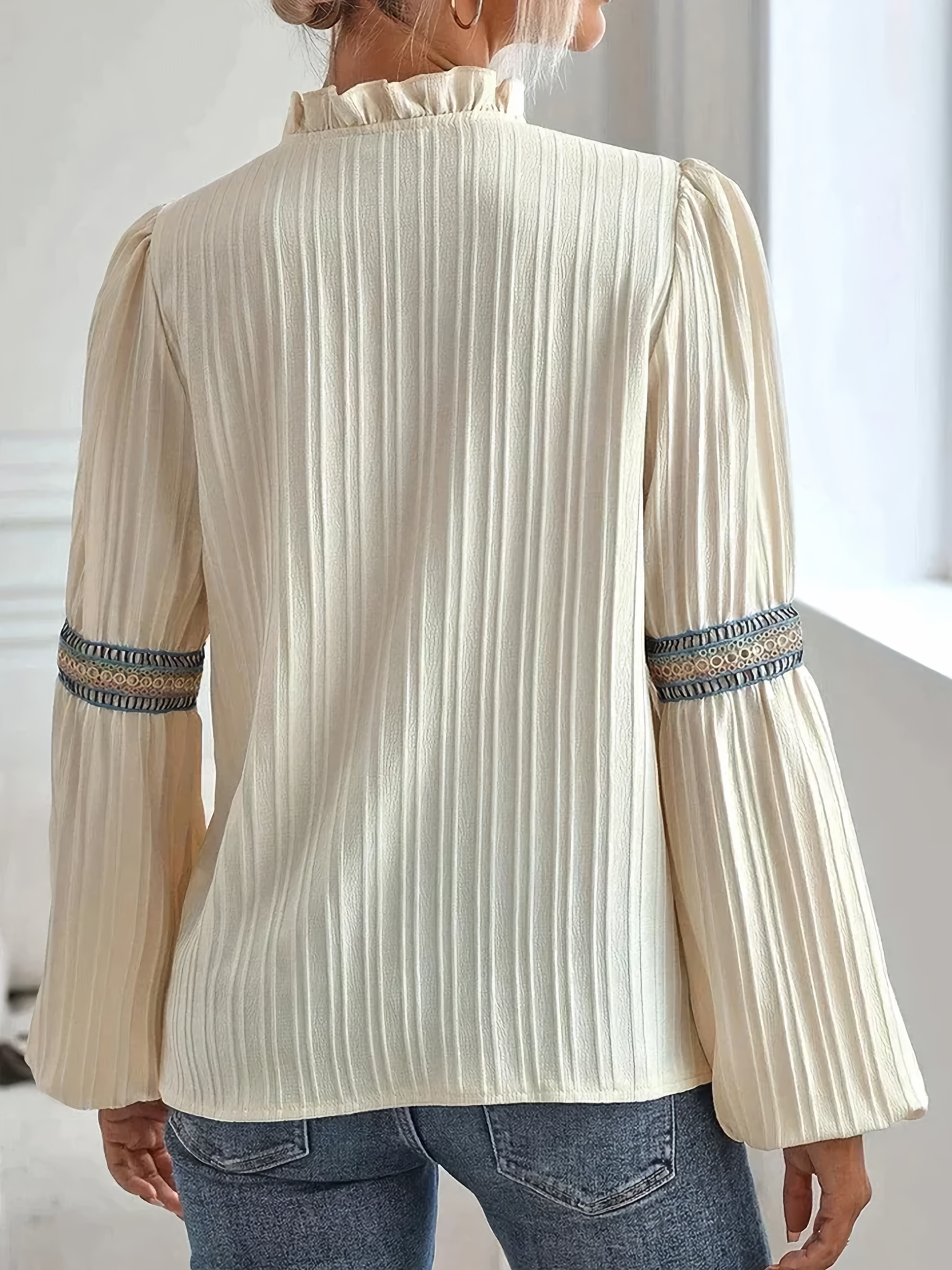 Isabella – Geborduurde Dames V-Hals Blouse