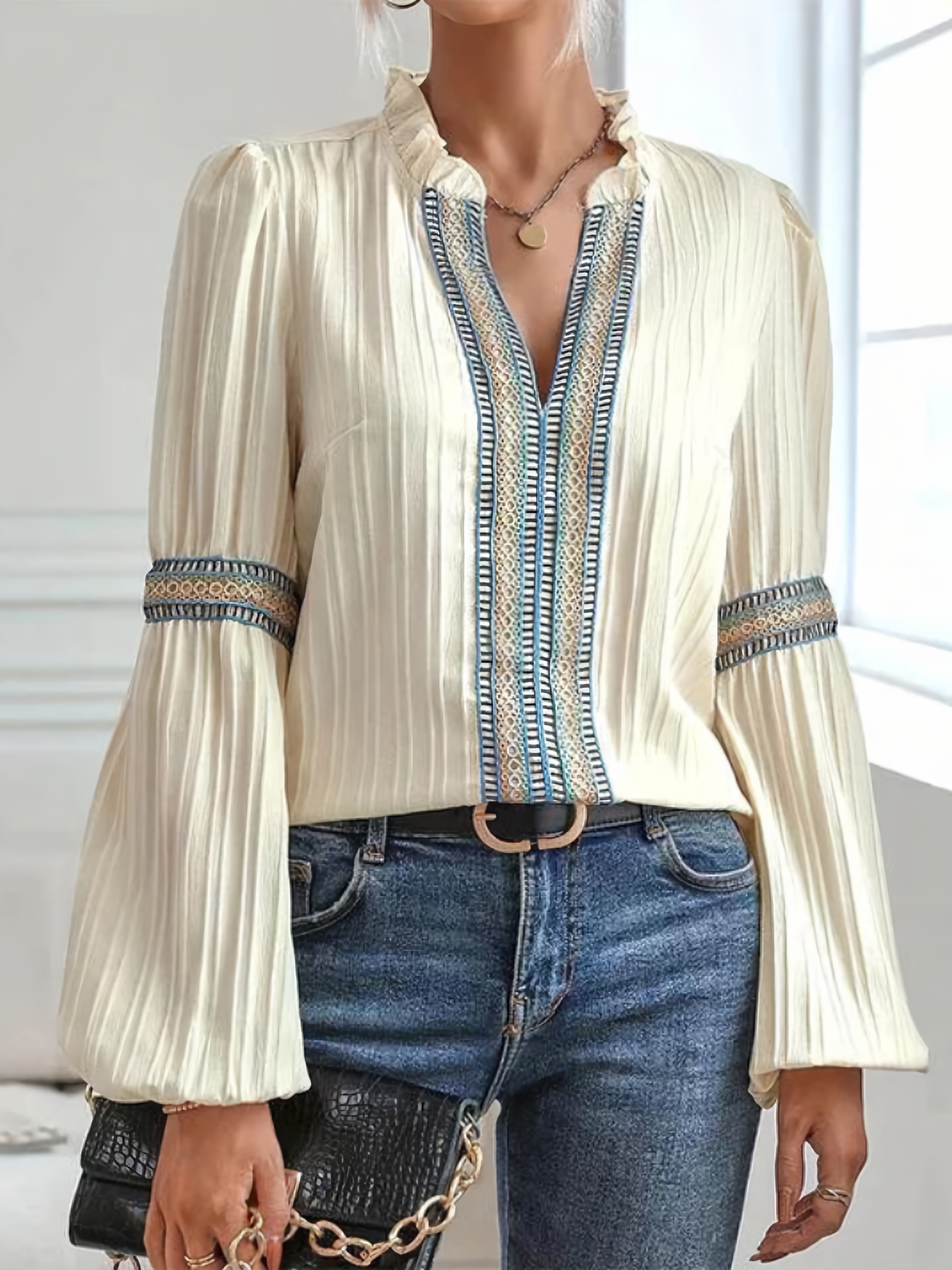 Isabella – Geborduurde Dames V-Hals Blouse