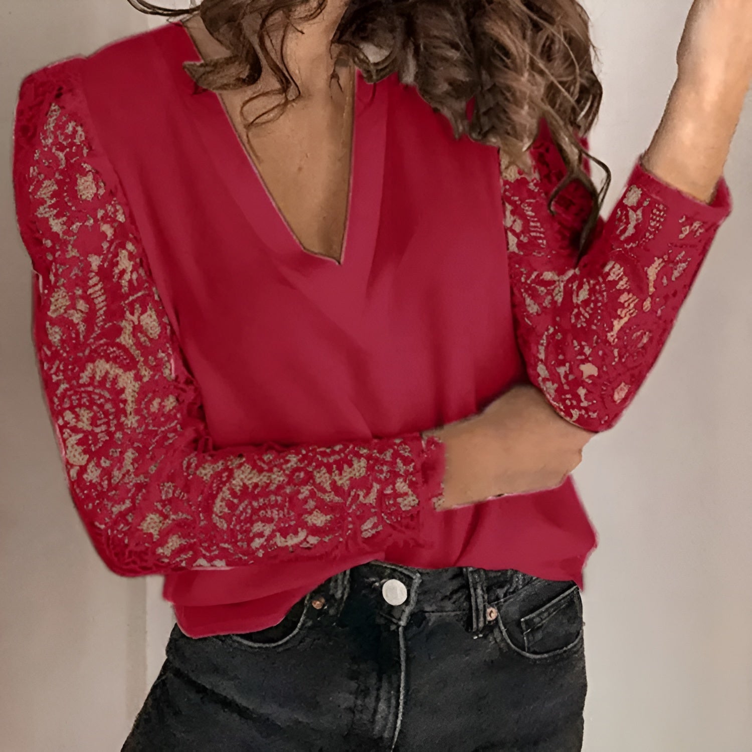 Elena – Dames Blouse van Luchtige Kant met V-Hals