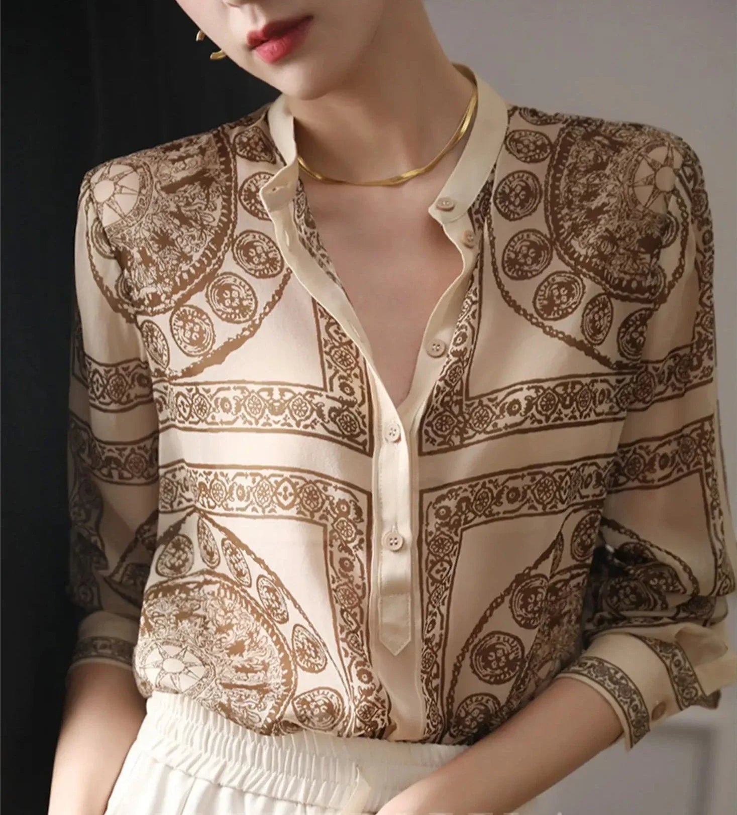 Isabella – Elegante Dames Blouse met Lange Mouwen en Print