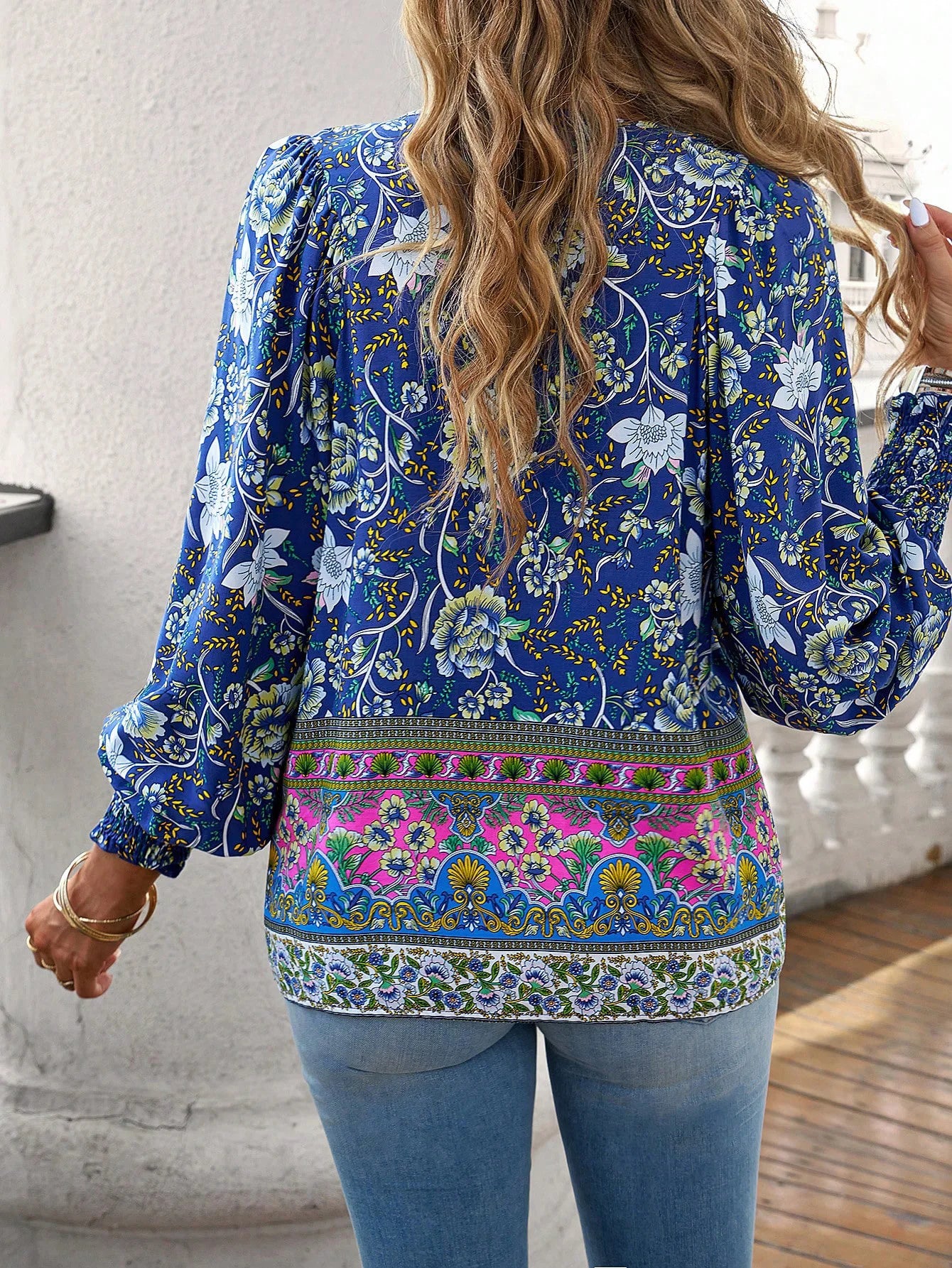 Shuvée – V-Hals Dames Blouse met Lenteprint en Losse Pasvorm