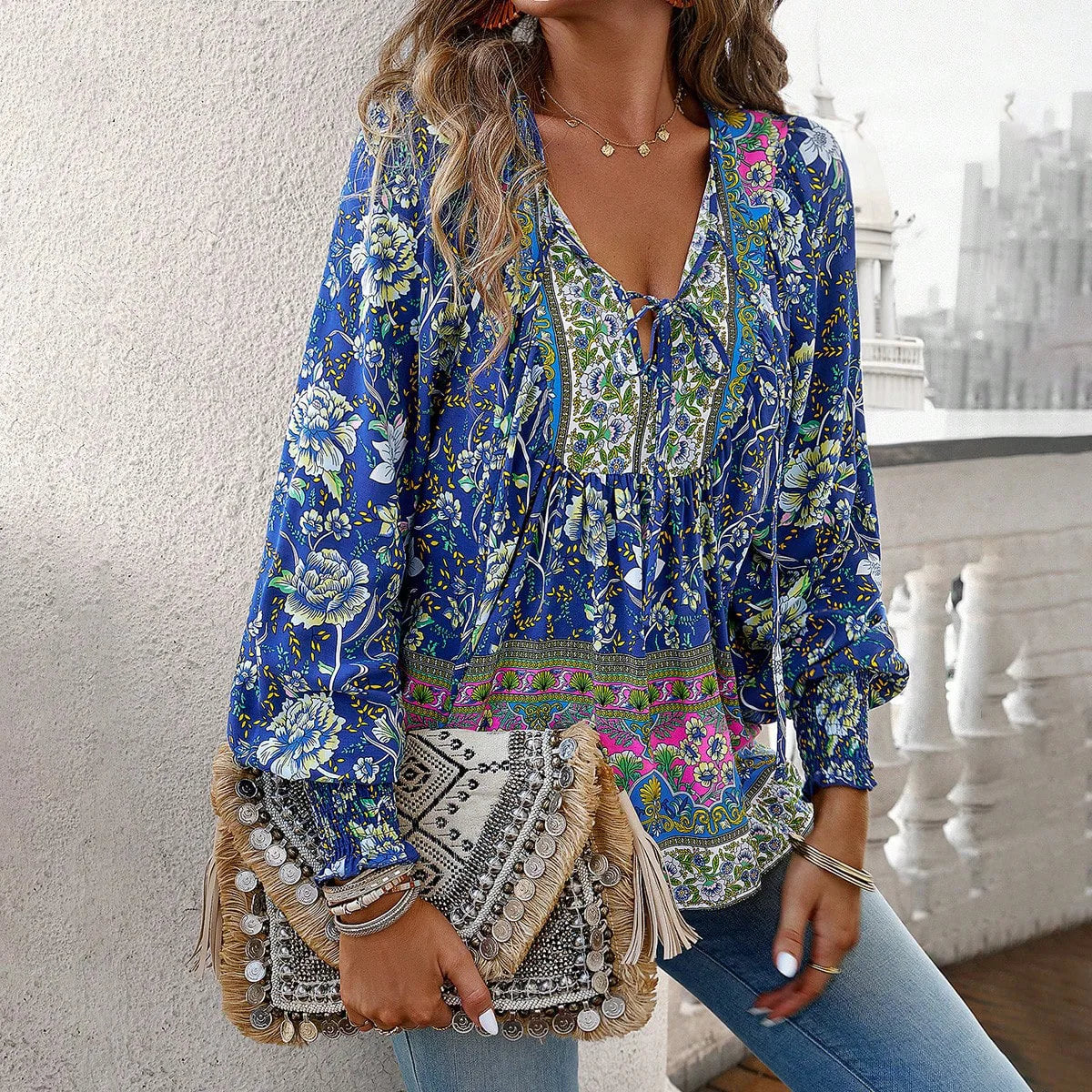 Shuvée – V-Hals Dames Blouse met Lenteprint en Losse Pasvorm