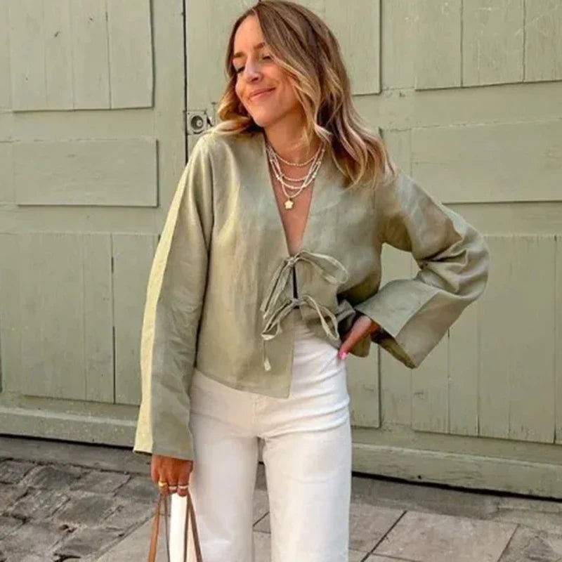 Giulia – Linnen V-Hals Damesblouse met Vetersluiting