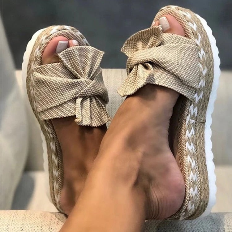 Isabella – Elegante Dames Sleehak Sandalen met Strikdetail