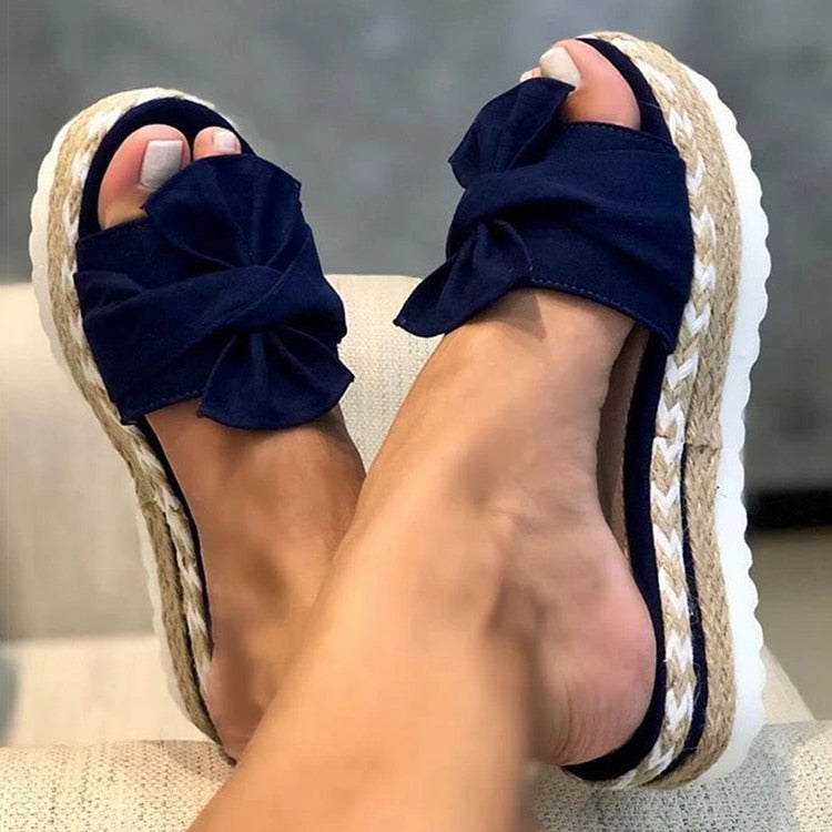 Isabella – Elegante Dames Sleehak Sandalen met Strikdetail