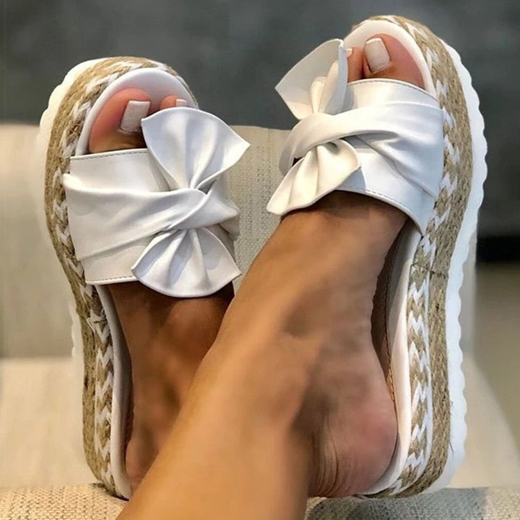Isabella – Elegante Dames Sleehak Sandalen met Strikdetail