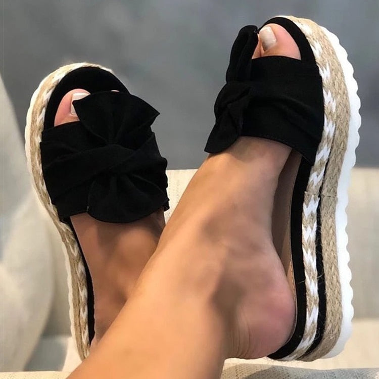 Isabella – Elegante Dames Sleehak Sandalen met Strikdetail