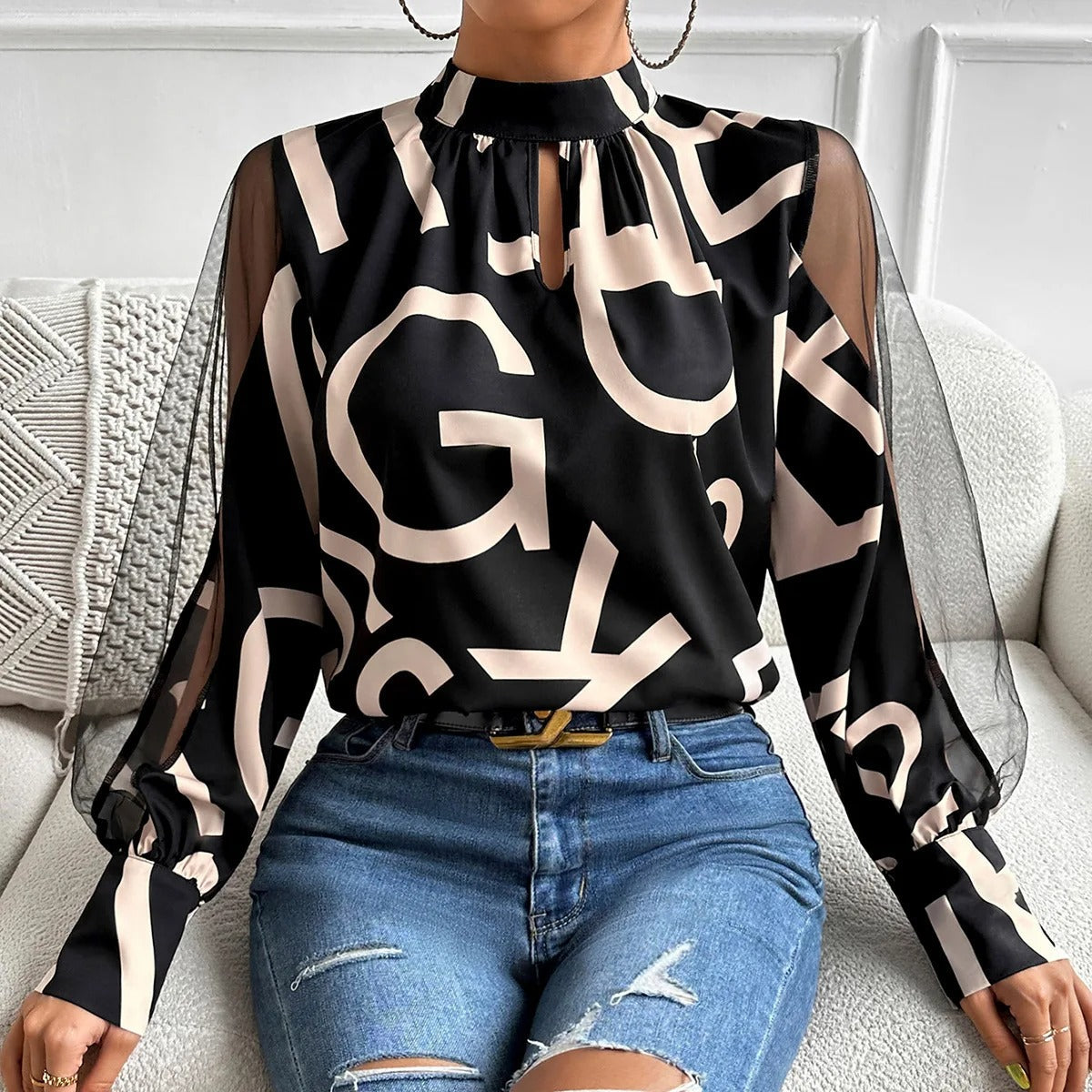 Alessia – Elegante Dames Blouse met Patchwork en Letterprint