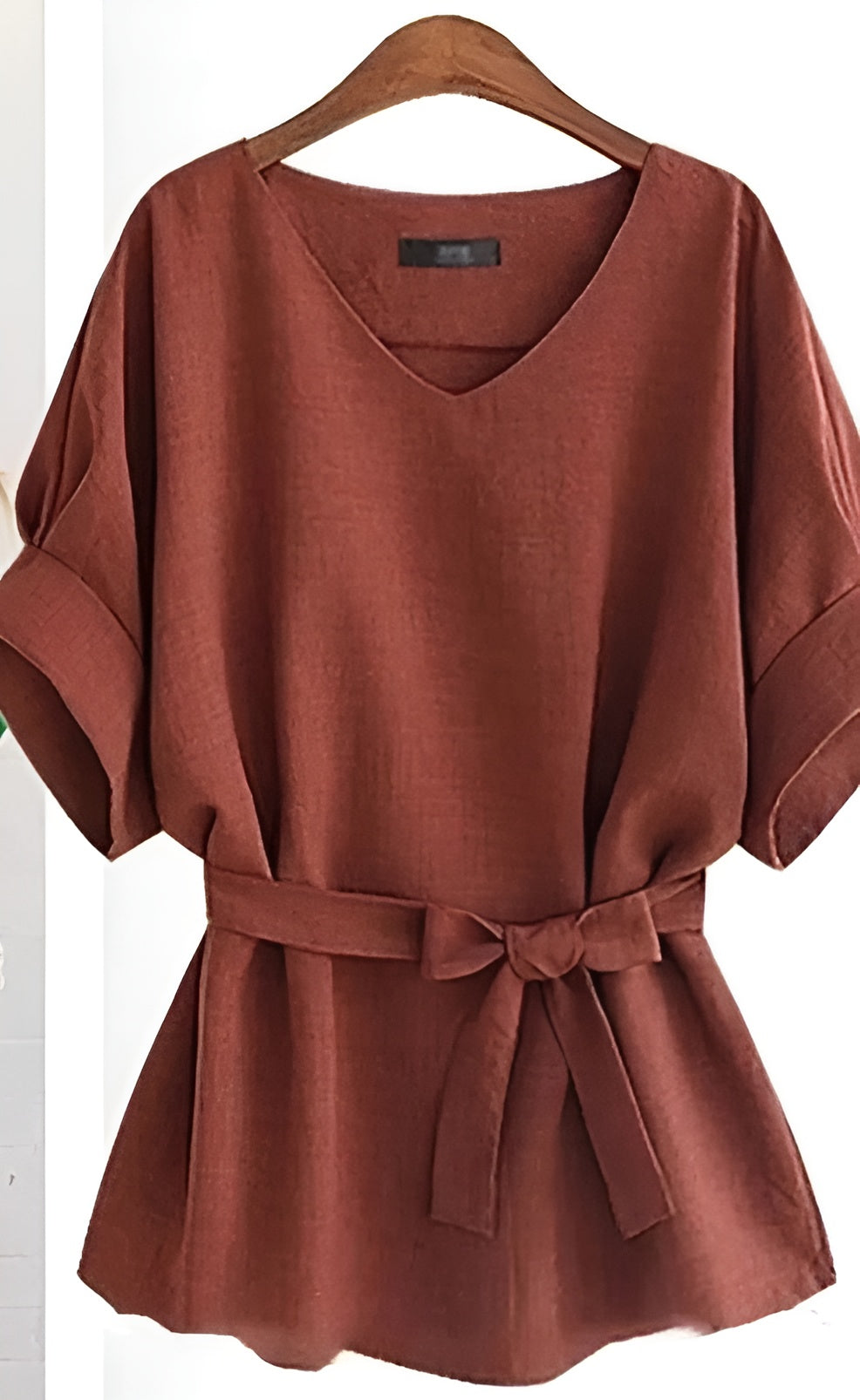 Batellina – Zomerse Chiffon Damesblouse met V-Hals en Strikceintuur