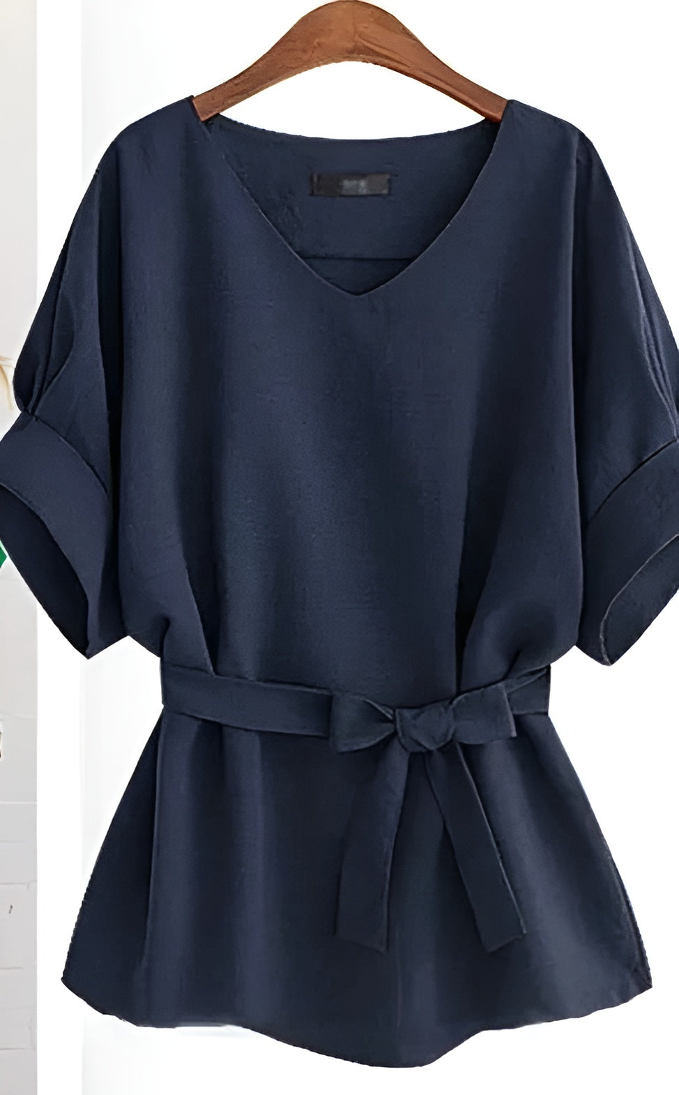 Batellina – Zomerse Chiffon Damesblouse met V-Hals en Strikceintuur
