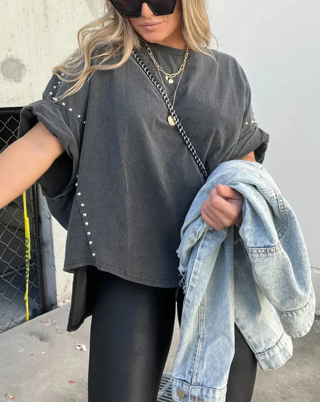 Camille – Oversized Studded Damesblouse