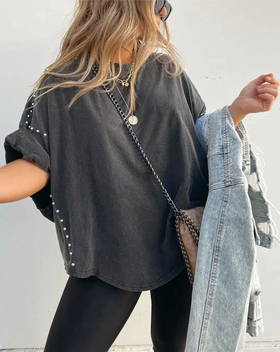 Camille – Oversized Studded Damesblouse