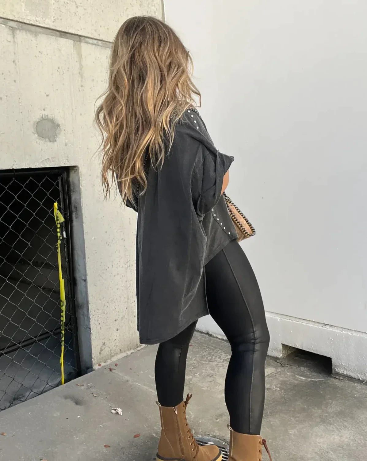 Camille – Oversized Studded Damesblouse
