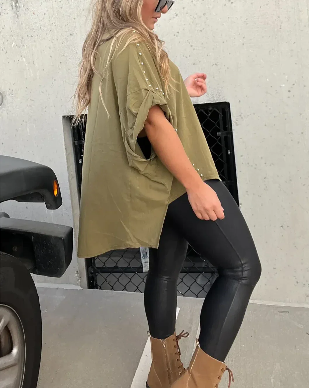 Camille – Oversized Studded Damesblouse