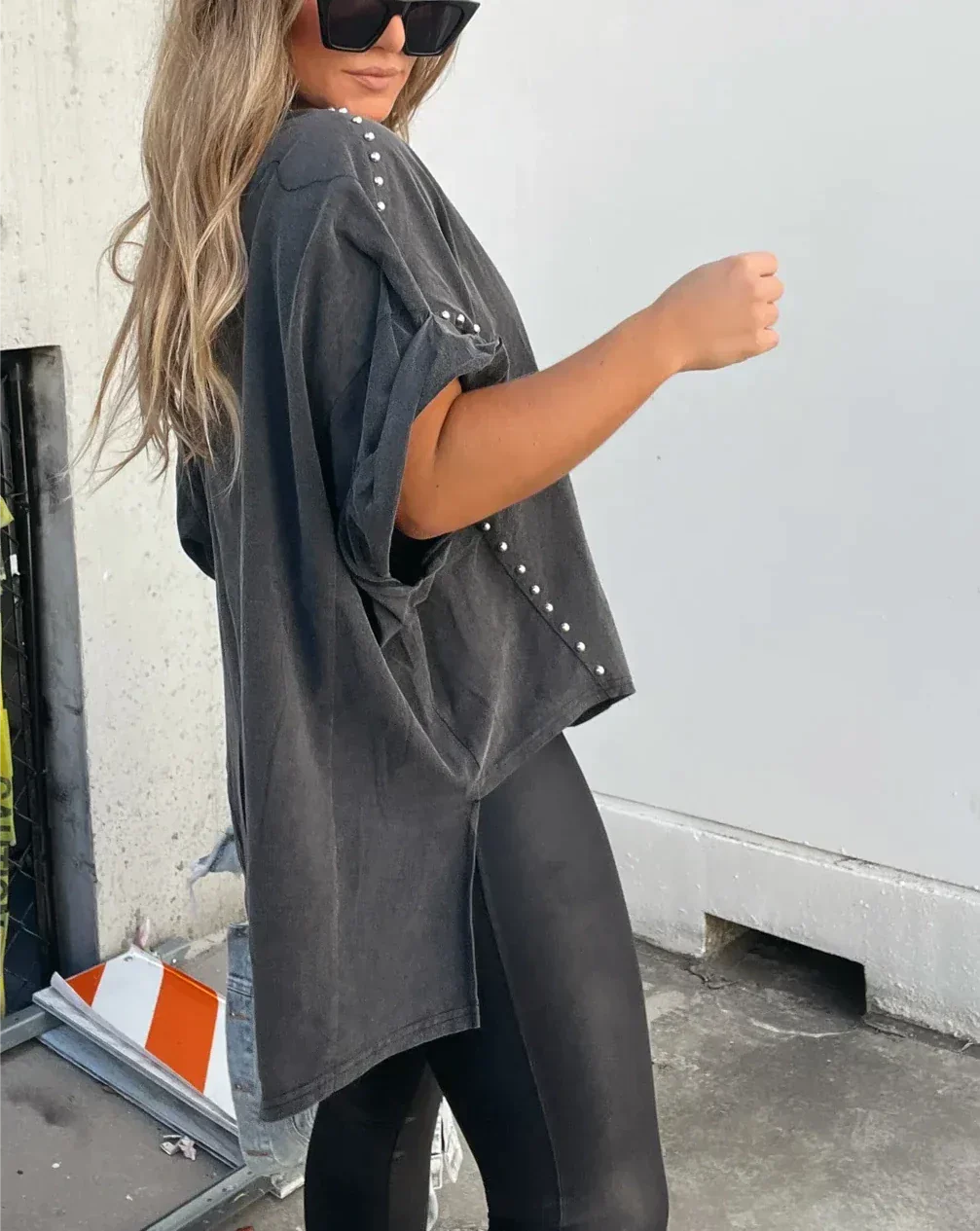 Camille – Oversized Studded Damesblouse