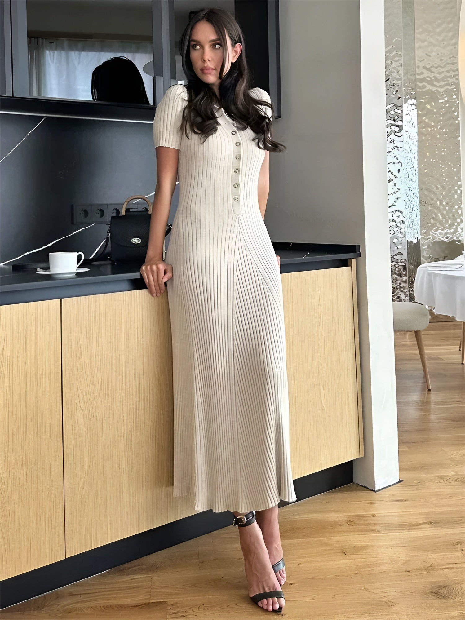 Isabelle – Mesh Jurk met Knoopdetails en V-hals voor Dames